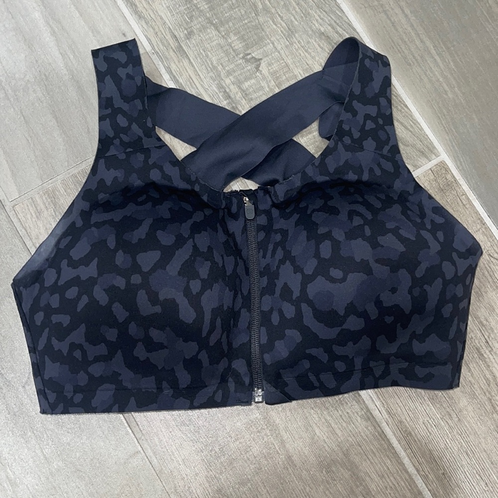 Lululemon Enlite Front-Zip Bra
High Support